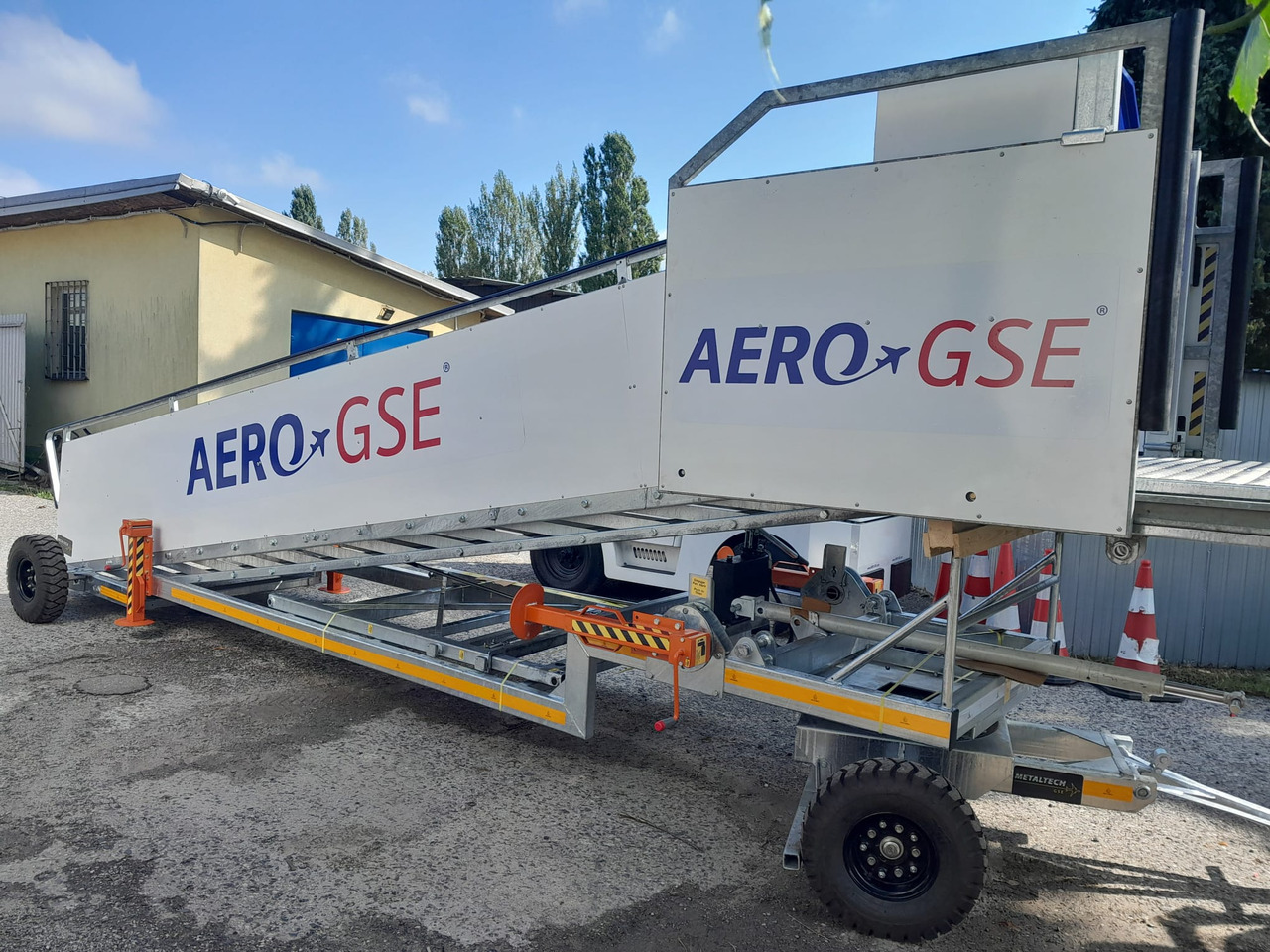 Putničke stepenice AERO-GSE stairs Towable stairs with the pedestrian movement ( 2,4-3,8m): slika 11 Putničke stepenice AERO-GSE stairs Towable stairs with the pedestrian movement ( 2,4-3,8m): slika 11