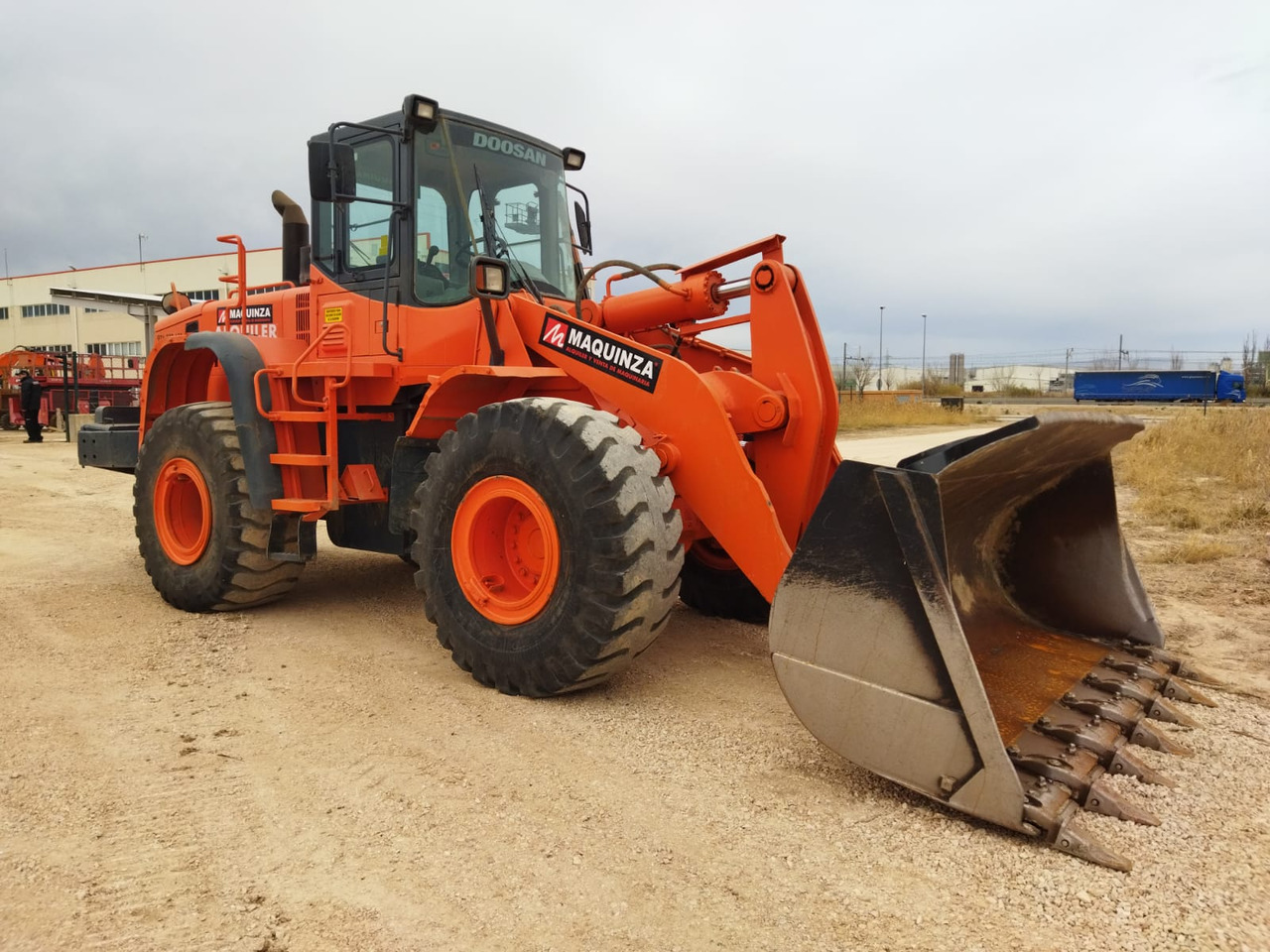 DOOSAN DL300 - Utovarivač točkaš: slika 2 DOOSAN DL300 - Utovarivač točkaš: slika 2