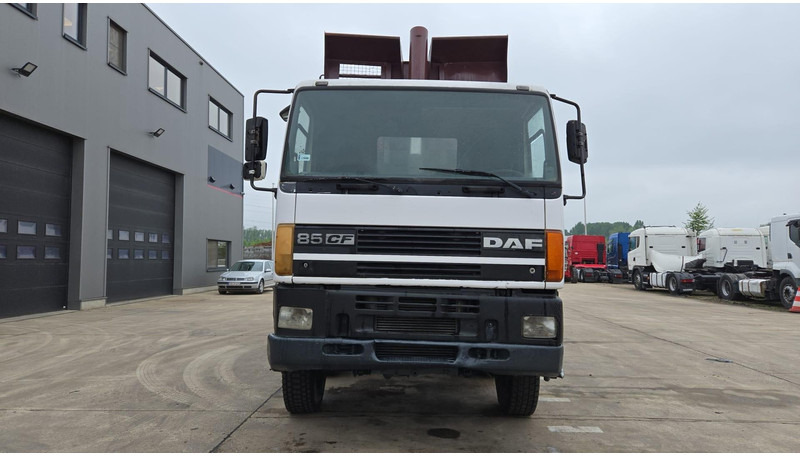 DAF 85 CF 340 (EURO 2 / MANUAL PUMP / STEEL SUSP. / POSSIBLE AS CHASSIS / 8X4) - Istovarivač: slika 2 DAF 85 CF 340 (EURO 2 / MANUAL PUMP / STEEL SUSP. / POSSIBLE AS CHASSIS / 8X4) - Istovarivač: slika 2