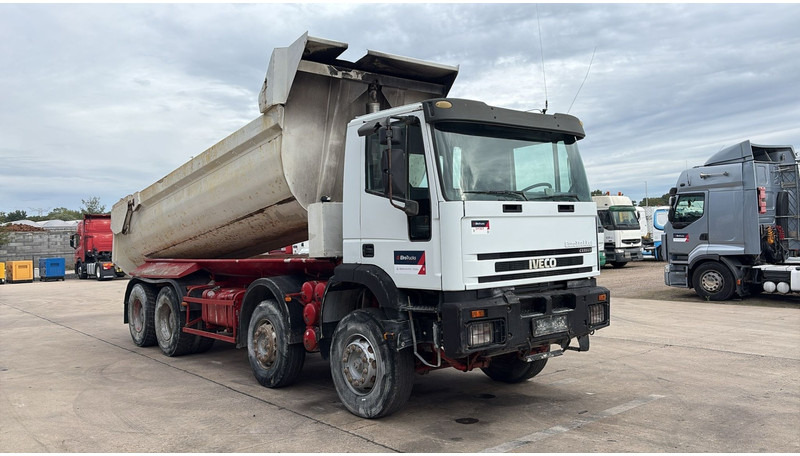 Iveco EUROTRAKKER 320 E 35 (GRAND PONT / LAMES / POMPE MANUELLE / 8X4 / CURSOR 8) - Istovarivač: slika 3 Iveco EUROTRAKKER 320 E 35 (GRAND PONT / LAMES / POMPE MANUELLE / 8X4 / CURSOR 8) - Istovarivač: slika 3