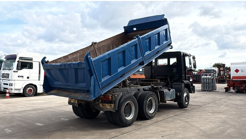 Iveco Eurotrakker 260 E 34 (POMPE MANUELLE / MANUAL PUMP / MANUAL GEARBOX / BOITE MANUELLE / LAMES) - Istovarivač: slika 4 Iveco Eurotrakker 260 E 34 (POMPE MANUELLE / MANUAL PUMP / MANUAL GEARBOX / BOITE MANUELLE / LAMES) - Istovarivač: slika 4