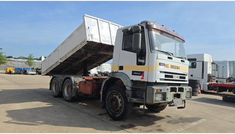 Iveco Eurotrakker 260 E 37 (POMPE MANUELLE / MANUAL PUMP / BOITE MANUELLE / GRAND PONT / LAMES) - Istovarivač: slika 3 Iveco Eurotrakker 260 E 37 (POMPE MANUELLE / MANUAL PUMP / BOITE MANUELLE / GRAND PONT / LAMES) - Istovarivač: slika 3