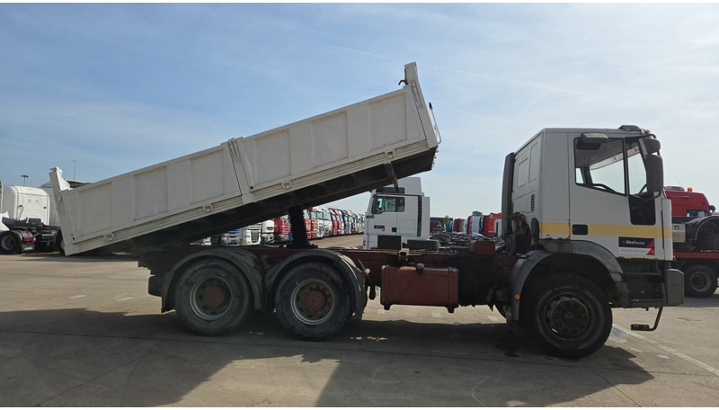 Iveco Eurotrakker 260 E 37 (POMPE MANUELLE / MANUAL PUMP / BOITE MANUELLE / GRAND PONT / LAMES) - Istovarivač: slika 4 Iveco Eurotrakker 260 E 37 (POMPE MANUELLE / MANUAL PUMP / BOITE MANUELLE / GRAND PONT / LAMES) - Istovarivač: slika 4
