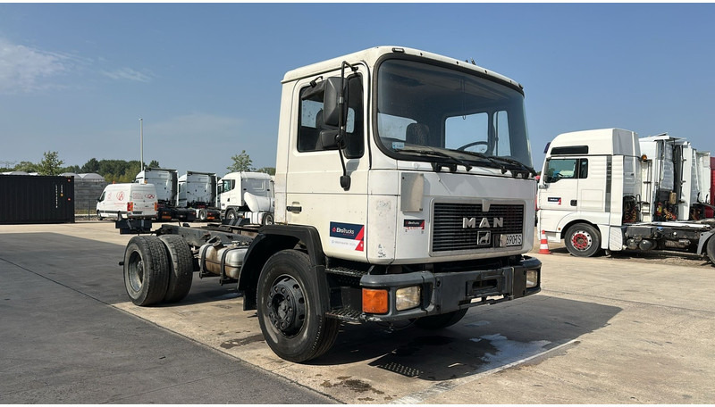 MAN 17.232 (6 CYLINDER / MANUAL PUMP / STEEL SUSP. / LAMES / BOITE MANUELLE) - Kamion sa golom šasijom i zatvorenom kabinom: slika 5 MAN 17.232 (6 CYLINDER / MANUAL PUMP / STEEL SUSP. / LAMES / BOITE MANUELLE) - Kamion sa golom šasijom i zatvorenom kabinom: slika 5