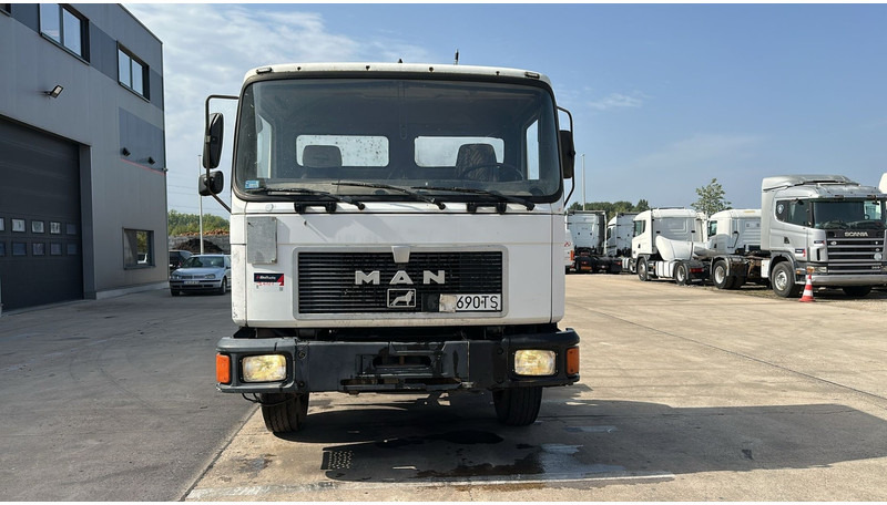 MAN 17.232 (6 CYLINDER / MANUAL PUMP / STEEL SUSP. / LAMES / BOITE MANUELLE) - Kamion sa golom šasijom i zatvorenom kabinom: slika 2 MAN 17.232 (6 CYLINDER / MANUAL PUMP / STEEL SUSP. / LAMES / BOITE MANUELLE) - Kamion sa golom šasijom i zatvorenom kabinom: slika 2