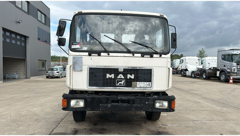 MAN 18.232 (MANUAL PUMP / 6 CYLINDER / POMPE MANUELLE / LAMES / STEEL SUSPENSION) - Kamion sa golom šasijom i zatvorenom kabinom: slika 2 MAN 18.232 (MANUAL PUMP / 6 CYLINDER / POMPE MANUELLE / LAMES / STEEL SUSPENSION) - Kamion sa golom šasijom i zatvorenom kabinom: slika 2