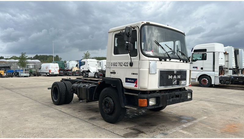 MAN 18.232 (MANUAL PUMP / 6 CYLINDER / POMPE MANUELLE / LAMES / STEEL SUSPENSION) - Kamion sa golom šasijom i zatvorenom kabinom: slika 4 MAN 18.232 (MANUAL PUMP / 6 CYLINDER / POMPE MANUELLE / LAMES / STEEL SUSPENSION) - Kamion sa golom šasijom i zatvorenom kabinom: slika 4
