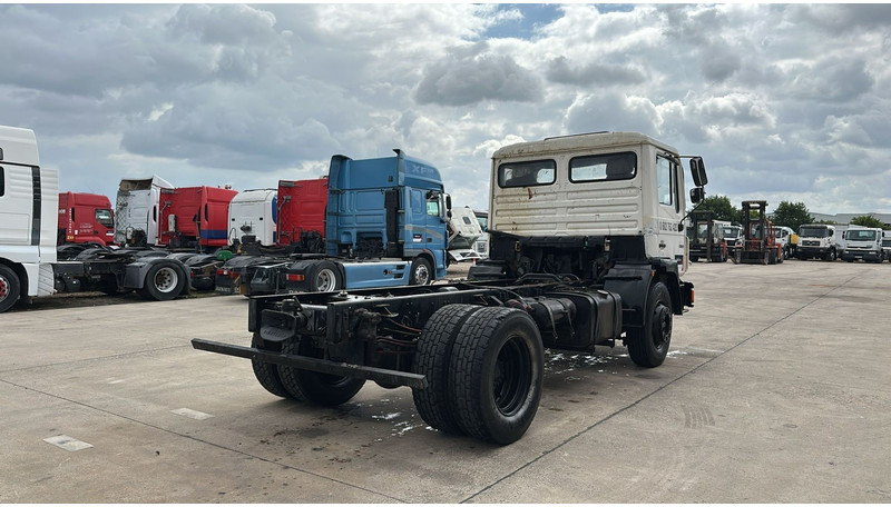MAN 18.232 (MANUAL PUMP / 6 CYLINDER / POMPE MANUELLE / LAMES / STEEL SUSPENSION) - Kamion sa golom šasijom i zatvorenom kabinom: slika 5 MAN 18.232 (MANUAL PUMP / 6 CYLINDER / POMPE MANUELLE / LAMES / STEEL SUSPENSION) - Kamion sa golom šasijom i zatvorenom kabinom: slika 5
