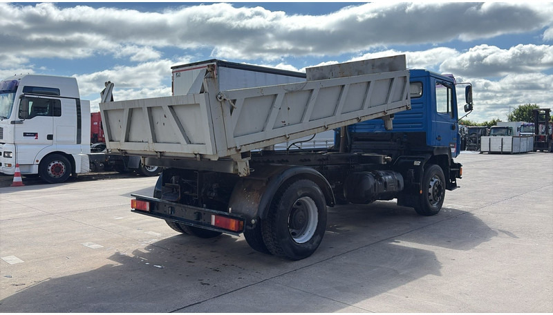 MAN 19.322 (MANUAL PUMP / STEEL SUSP. / LAMES / POMPE MANUELLE / BIG AXLE / GRAND PONT) - Istovarivač: slika 5 MAN 19.322 (MANUAL PUMP / STEEL SUSP. / LAMES / POMPE MANUELLE / BIG AXLE / GRAND PONT) - Istovarivač: slika 5