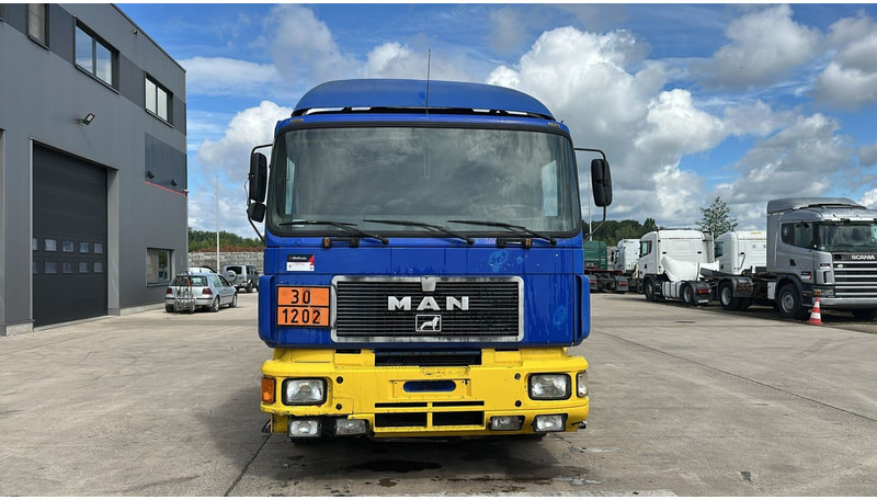 MAN 26.402 (18.000 L / 6X2 / 6 CYLINDER / FRONT STEEL / 3 COMPARTIMENTS) - Kamion cisterna: slika 2 MAN 26.402 (18.000 L / 6X2 / 6 CYLINDER / FRONT STEEL / 3 COMPARTIMENTS) - Kamion cisterna: slika 2