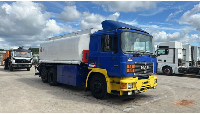 MAN 26.402 (18.000 L / 6X2 / 6 CYLINDER / FRONT STEEL / 3 COMPARTIMENTS) - Kamion cisterna: slika 3 MAN 26.402 (18.000 L / 6X2 / 6 CYLINDER / FRONT STEEL / 3 COMPARTIMENTS) - Kamion cisterna: slika 3