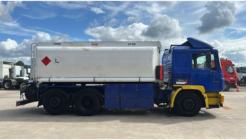 MAN 26.402 (18.000 L / 6X2 / 6 CYLINDER / FRONT STEEL / 3 COMPARTIMENTS) - Kamion cisterna: slika 4 MAN 26.402 (18.000 L / 6X2 / 6 CYLINDER / FRONT STEEL / 3 COMPARTIMENTS) - Kamion cisterna: slika 4