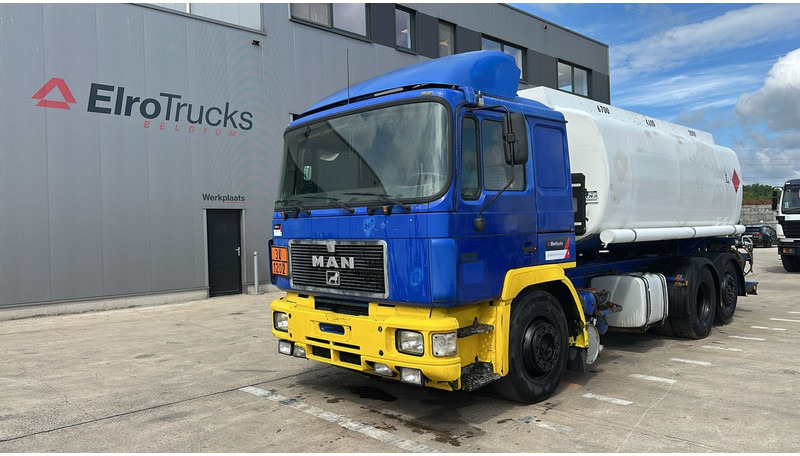 MAN 26.402 (18.000 L / 6X2 / 6 CYLINDER / FRONT STEEL / 3 COMPARTIMENTS) - Kamion cisterna: slika 1 MAN 26.402 (18.000 L / 6X2 / 6 CYLINDER / FRONT STEEL / 3 COMPARTIMENTS) - Kamion cisterna: slika 1