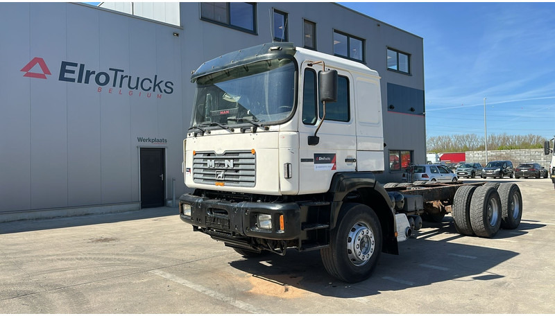 MAN 33.464 (6 CYLINDER / EURO 2 / SEMI MANUAL PUMP / BIG AXLE / STEEL SUSP. / LAMES) - Kamion sa golom šasijom i zatvorenom kabinom: slika 1 MAN 33.464 (6 CYLINDER / EURO 2 / SEMI MANUAL PUMP / BIG AXLE / STEEL SUSP. / LAMES) - Kamion sa golom šasijom i zatvorenom kabinom: slika 1