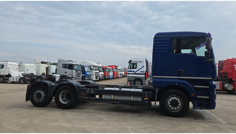 MAN TGA 26.460 (MANUAL PUMP / POMPE MANUELLE / MANUAL GEARBOX / BOITE MANUELLE / 6X2 / FRONT STEEL / DEVANT LAMES) - Kamion sa golom šasijom i zatvorenom kabinom: slika 4 MAN TGA 26.460 (MANUAL PUMP / POMPE MANUELLE / MANUAL GEARBOX / BOITE MANUELLE / 6X2 / FRONT STEEL / DEVANT LAMES) - Kamion sa golom šasijom i zatvorenom kabinom: slika 4