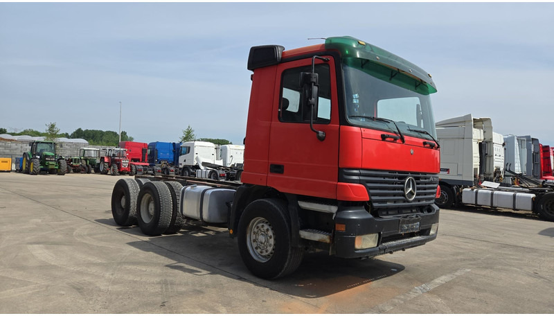 Mercedes-Benz ACTROS 2640 (EPS / 3 PEDALES / V6 / LAMES / GRAND PONT / EURO 2 / SEMI-AUTO) - Kamion sa golom šasijom i zatvorenom kabinom: slika 3 Mercedes-Benz ACTROS 2640 (EPS / 3 PEDALES / V6 / LAMES / GRAND PONT / EURO 2 / SEMI-AUTO) - Kamion sa golom šasijom i zatvorenom kabinom: slika 3