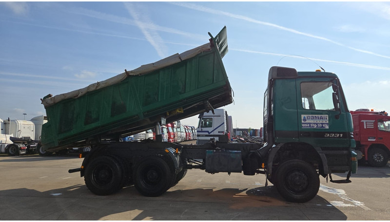 Mercedes-Benz Actros 3331 (BOITE MANUELLE / 6X6 / LAMES / GRAND PONT / V6) - Istovarivač: slika 4 Mercedes-Benz Actros 3331 (BOITE MANUELLE / 6X6 / LAMES / GRAND PONT / V6) - Istovarivač: slika 4