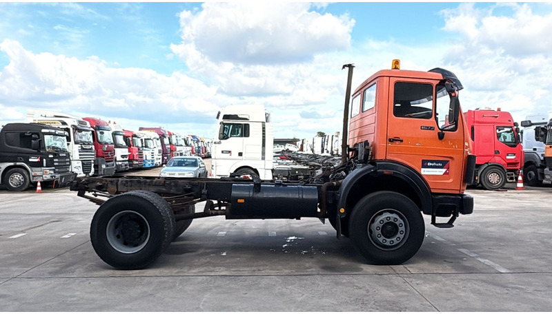 Mercedes-Benz SK 1622 (4X4 / LAMES / GRAND PONT / V6 / BIG AXLE / POMPE MANUELLE) - Kamion sa golom šasijom i zatvorenom kabinom: slika 4 Mercedes-Benz SK 1622 (4X4 / LAMES / GRAND PONT / V6 / BIG AXLE / POMPE MANUELLE) - Kamion sa golom šasijom i zatvorenom kabinom: slika 4