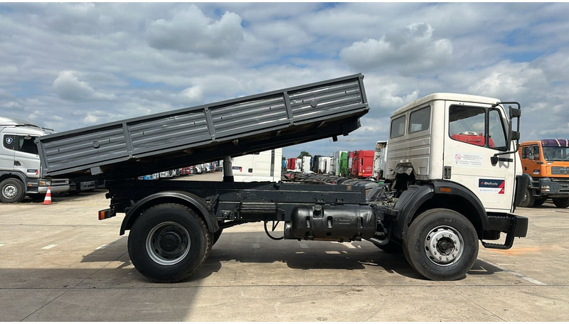 Mercedes-Benz SK 1722 (LAMES / GRAND PONT / V6 / BOITE MANUELLE / POMPE MANUELLE) - Istovarivač: slika 4 Mercedes-Benz SK 1722 (LAMES / GRAND PONT / V6 / BOITE MANUELLE / POMPE MANUELLE) - Istovarivač: slika 4