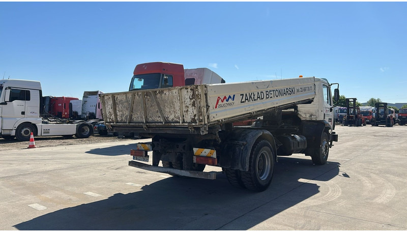 Mercedes-Benz SK 1820 (POMPE MANUELLE / LAMES / GRAND PONT / TRES PROPRE) - Istovarivač: slika 5 Mercedes-Benz SK 1820 (POMPE MANUELLE / LAMES / GRAND PONT / TRES PROPRE) - Istovarivač: slika 5