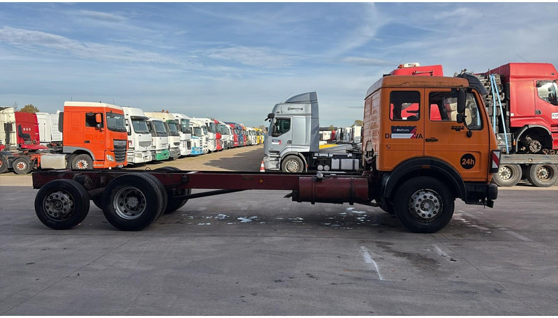 Mercedes-Benz SK 2222 (V6 / FULL STEEL / LAMES / BOITE MANUELLE / POMPE MANUELLE / 8 ROUES / 6X2) - Kamion sa golom šasijom i zatvorenom kabinom: slika 3 Mercedes-Benz SK 2222 (V6 / FULL STEEL / LAMES / BOITE MANUELLE / POMPE MANUELLE / 8 ROUES / 6X2) - Kamion sa golom šasijom i zatvorenom kabinom: slika 3