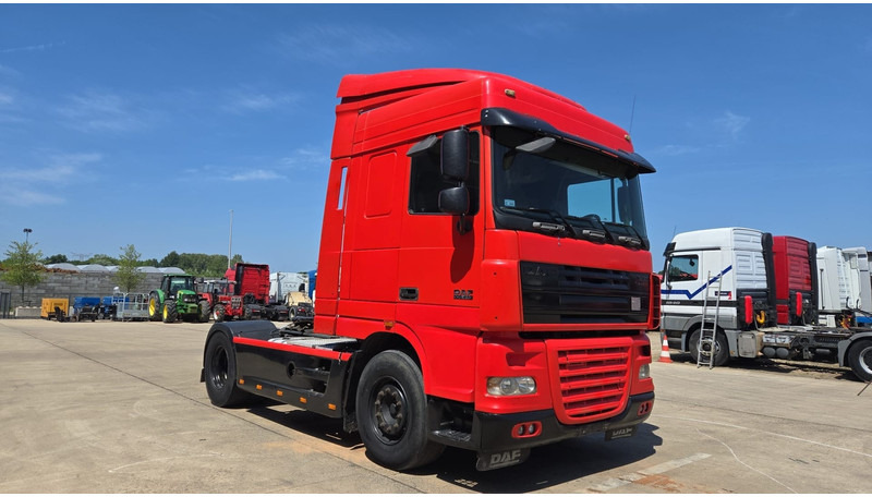 DAF XF 105.410 (BOITE MANUELLE / SUPER PROPRE !!! / TRES BONNE ETAT / AIRCO / MANUAL GEARBOX) - Tegljač: slika 3 DAF XF 105.410 (BOITE MANUELLE / SUPER PROPRE !!! / TRES BONNE ETAT / AIRCO / MANUAL GEARBOX) - Tegljač: slika 3