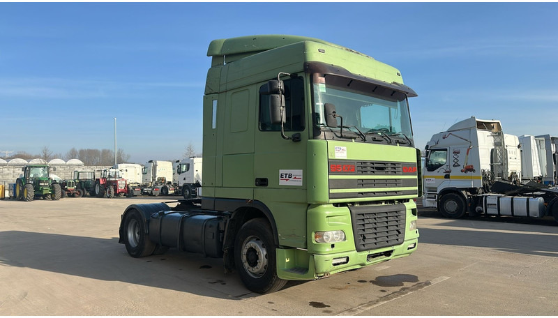 DAF XF 95.430 (EURO 2 / MANUAL PUMP / POMPE MANUELLE / BOITE MANUELLE) - Tegljač: slika 3 DAF XF 95.430 (EURO 2 / MANUAL PUMP / POMPE MANUELLE / BOITE MANUELLE) - Tegljač: slika 3