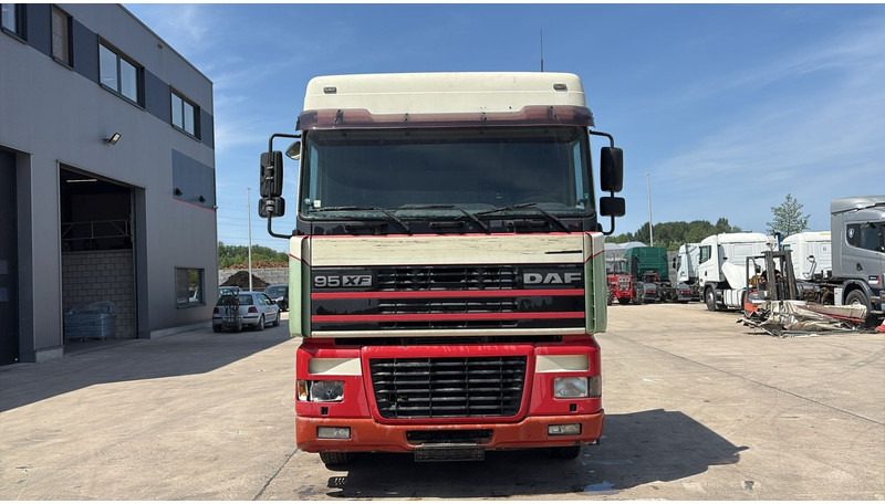 DAF XF 95.430 (EURO 3 / BOITE MANUELLE / MANUAL GEARBOX) - Tegljač: slika 2 DAF XF 95.430 (EURO 3 / BOITE MANUELLE / MANUAL GEARBOX) - Tegljač: slika 2