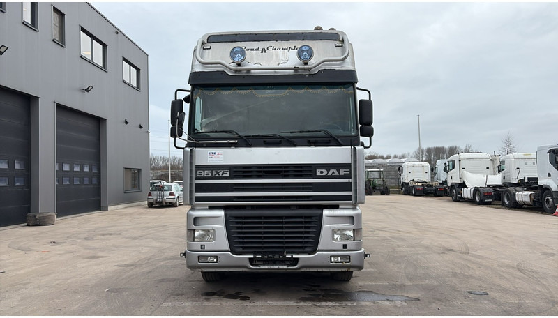 DAF XF 95.480 (EURO 3 / MANUAL GEARBOX / BOITE MANUELLE) - Tegljač: slika 2 DAF XF 95.480 (EURO 3 / MANUAL GEARBOX / BOITE MANUELLE) - Tegljač: slika 2