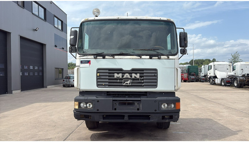 MAN 25.403 (6X2 / 6 CYLINDER / EURO 2 / MANUAL GEARBOX / 8 TYRES) - Tegljač: slika 5 MAN 25.403 (6X2 / 6 CYLINDER / EURO 2 / MANUAL GEARBOX / 8 TYRES) - Tegljač: slika 5