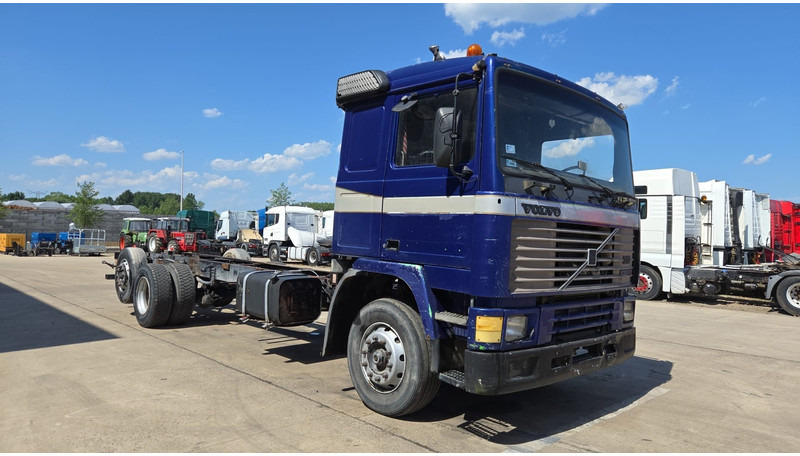 Volvo F 12 - 360 (FULL STEEL SUSPENSION / MANUAL PUMP / SUSP. LAMES / 6X2) - Kamion sa golom šasijom i zatvorenom kabinom: slika 3 Volvo F 12 - 360 (FULL STEEL SUSPENSION / MANUAL PUMP / SUSP. LAMES / 6X2) - Kamion sa golom šasijom i zatvorenom kabinom: slika 3