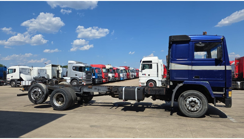 Volvo F 12 - 360 (FULL STEEL SUSPENSION / MANUAL PUMP / SUSP. LAMES / 6X2) - Kamion sa golom šasijom i zatvorenom kabinom: slika 4 Volvo F 12 - 360 (FULL STEEL SUSPENSION / MANUAL PUMP / SUSP. LAMES / 6X2) - Kamion sa golom šasijom i zatvorenom kabinom: slika 4