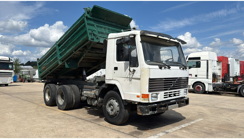 Volvo FL 10 - 280 (LAMES / POMPE MANUELLE / MANUAL PUMP / 6X4 / STEEL SUSP.) - Istovarivač: slika 2 Volvo FL 10 - 280 (LAMES / POMPE MANUELLE / MANUAL PUMP / 6X4 / STEEL SUSP.) - Istovarivač: slika 2