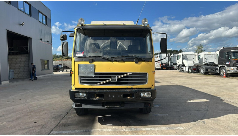 Volvo FL 6-18 (12400 LITERS / 3 COMPARTIMENTS / EURO 2 / STEEL SUSP. / LAMES) - Kamion cisterna: slika 2 Volvo FL 6-18 (12400 LITERS / 3 COMPARTIMENTS / EURO 2 / STEEL SUSP. / LAMES) - Kamion cisterna: slika 2