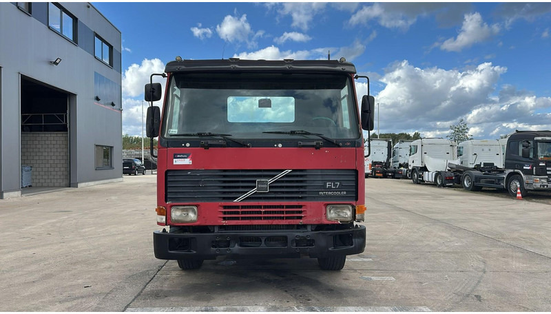 Volvo FL 7 - 260 (6X4 / LAMES / POMPE MANUELLE / MANUAL PUMP / STEEL SUSP.) - Kamion sa golom šasijom i zatvorenom kabinom: slika 4 Volvo FL 7 - 260 (6X4 / LAMES / POMPE MANUELLE / MANUAL PUMP / STEEL SUSP.) - Kamion sa golom šasijom i zatvorenom kabinom: slika 4