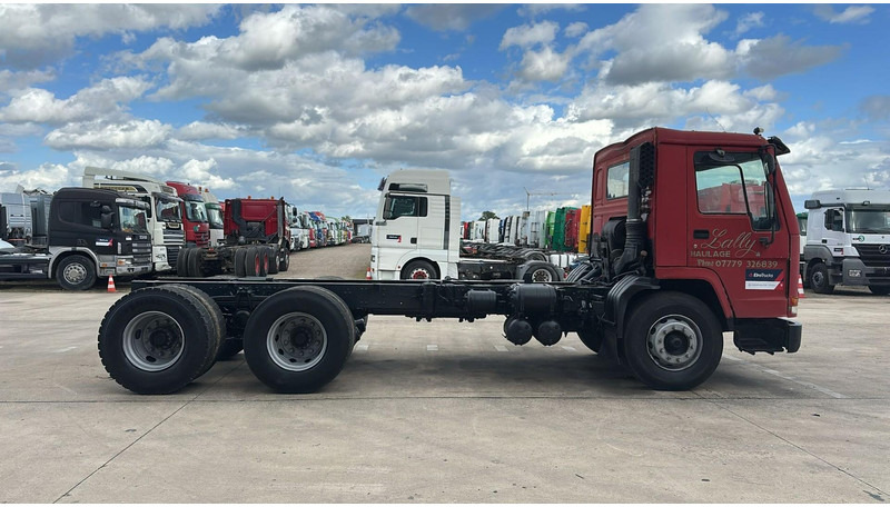Volvo FL 7 - 260 (6X4 / LAMES / POMPE MANUELLE / MANUAL PUMP / STEEL SUSP.) - Kamion sa golom šasijom i zatvorenom kabinom: slika 3 Volvo FL 7 - 260 (6X4 / LAMES / POMPE MANUELLE / MANUAL PUMP / STEEL SUSP.) - Kamion sa golom šasijom i zatvorenom kabinom: slika 3