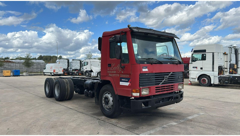 Volvo FL 7 - 260 (6X4 / LAMES / POMPE MANUELLE / MANUAL PUMP / STEEL SUSP.) - Kamion sa golom šasijom i zatvorenom kabinom: slika 2 Volvo FL 7 - 260 (6X4 / LAMES / POMPE MANUELLE / MANUAL PUMP / STEEL SUSP.) - Kamion sa golom šasijom i zatvorenom kabinom: slika 2