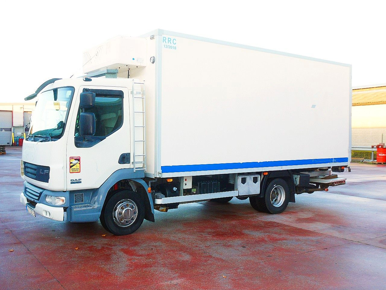 DAF LF 45.160 ISOTHERM KOFFER LADEBORDWAND - Hladnjača: slika 4 DAF LF 45.160 ISOTHERM KOFFER LADEBORDWAND - Hladnjača: slika 4