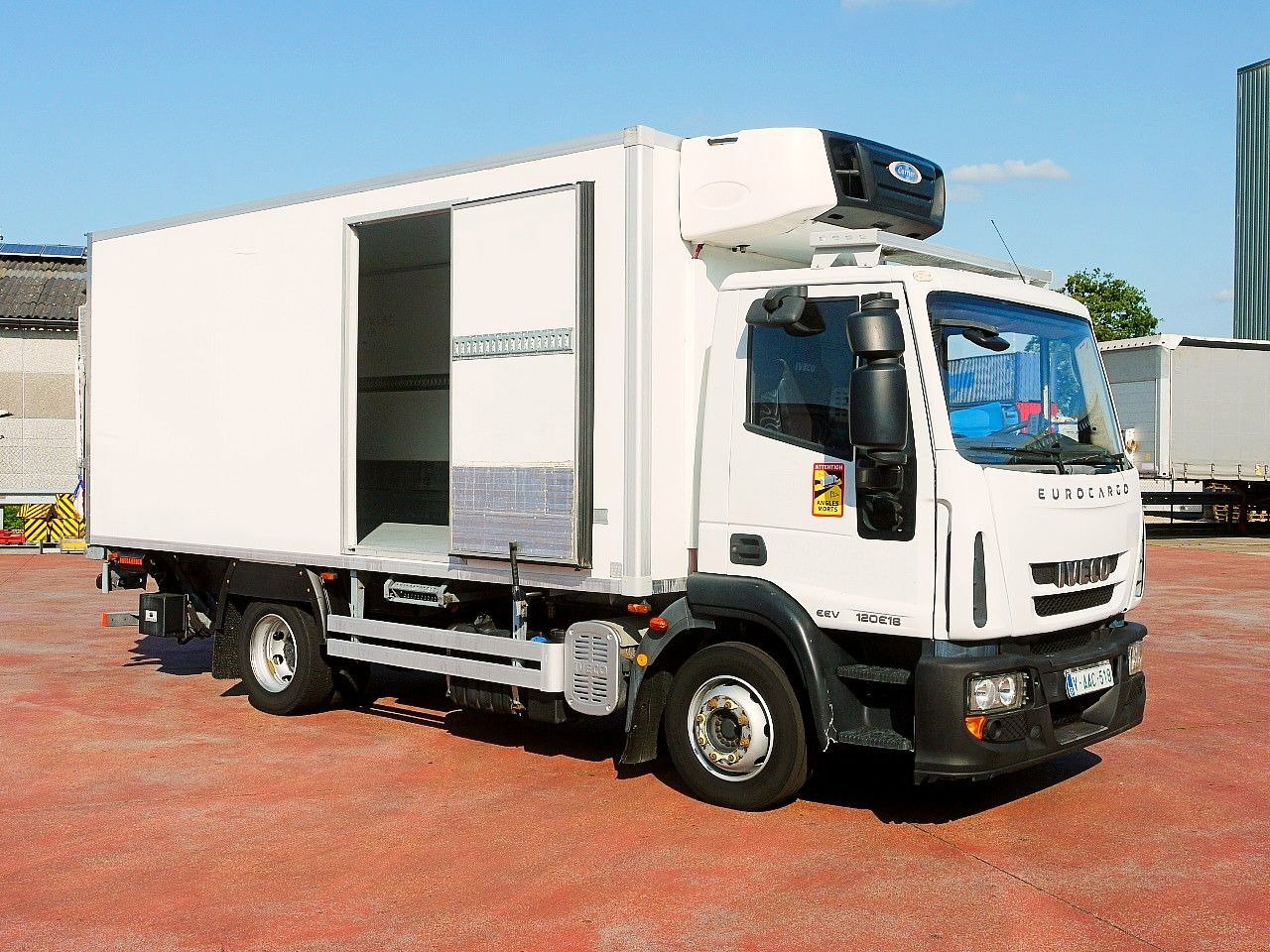 Iveco 120E18 EUROCARGO KUHLKOFFER CARRIER SUPRA 550 - Hladnjača: slika 3 Iveco 120E18 EUROCARGO KUHLKOFFER CARRIER SUPRA 550 - Hladnjača: slika 3