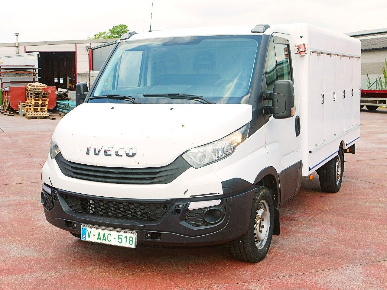 Iveco 35S12 DAILY ISOTHERM KOFFER 5 TURIG / AIRCO - Dostavno vozilo hladnjača: slika 5 Iveco 35S12 DAILY ISOTHERM KOFFER 5 TURIG / AIRCO - Dostavno vozilo hladnjača: slika 5