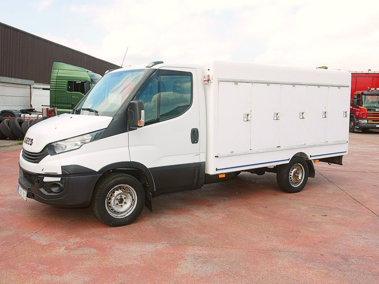 Iveco 35S12 DAILY ISOTHERM KOFFER 5 TURIG / AIRCO - Dostavno vozilo hladnjača: slika 4 Iveco 35S12 DAILY ISOTHERM KOFFER 5 TURIG / AIRCO - Dostavno vozilo hladnjača: slika 4
