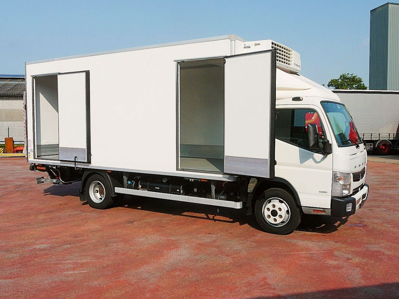 Mitsubishi FUSO CANTER 3.0 KUHLKOFFER THERMOKING V800 MT AC - Dostavno vozilo hladnjača: slika 3 Mitsubishi FUSO CANTER 3.0 KUHLKOFFER THERMOKING V800 MT AC - Dostavno vozilo hladnjača: slika 3