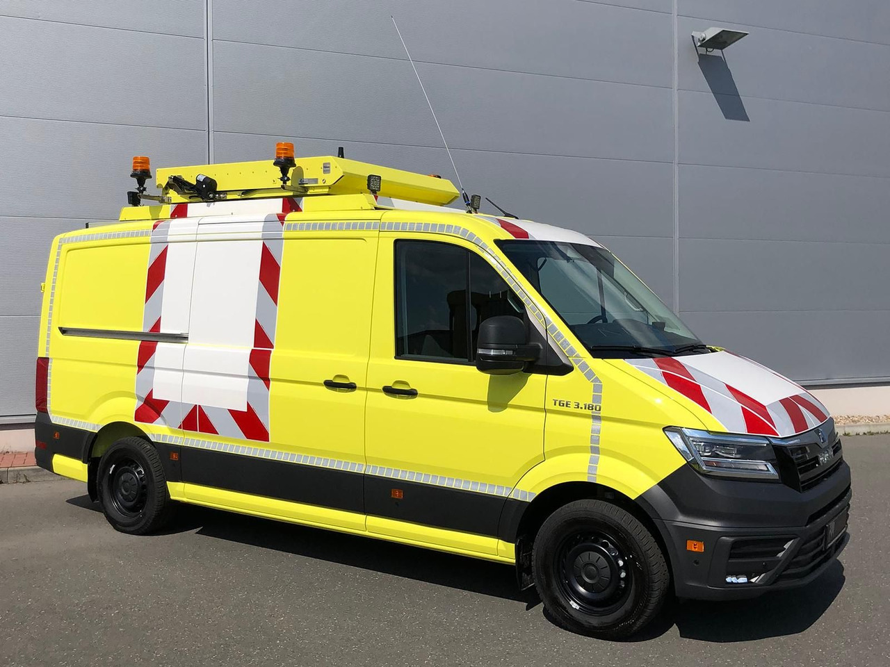 MAN TGE 3.180 L3H2 BF 4 BEGLEITFAHRZEUG ACC LED NAVI - Automobil: slika 2 MAN TGE 3.180 L3H2 BF 4 BEGLEITFAHRZEUG ACC LED NAVI - Automobil: slika 2
