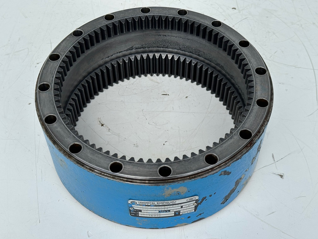 Liebherr - Bonfiglioli Zahnkranz mit ID-Nr.10342796. LTC-1055, LTC-1055-3-1, LTM 1045-3-1-, LTM 1050-3-1, LTM 1055-1, LTM 1055-3-1-, LTM 1055-3-2-, LTM1070-4-1-, LTM1070-4-2-. #10342796.6088598# - Motor okretanja za Pokretni kran: slika 1 Liebherr - Bonfiglioli Zahnkranz mit ID-Nr.10342796. LTC-1055, LTC-1055-3-1, LTM 1045-3-1-, LTM 1050-3-1, LTM 1055-1, LTM 1055-3-1-, LTM 1055-3-2-, LTM1070-4-1-, LTM1070-4-2-. #10342796.6088598# - Motor okretanja za Pokretni kran: slika 1