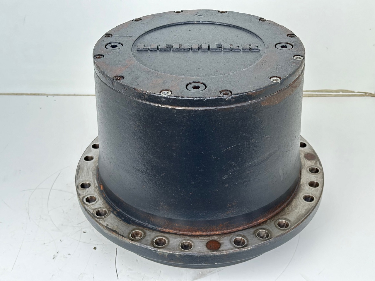 Liebherr Fahrantrieb FAT355P076. ID-Nr.969455101 - ID-Nr.969524001 - ID-Nr.90022900. LO1916, LOS916, R906, R916, R922, R924. #969455101.1649# - Pogonski reduktor za Građevinska mašina: slika 4 Liebherr Fahrantrieb FAT355P076. ID-Nr.969455101 - ID-Nr.969524001 - ID-Nr.90022900. LO1916, LOS916, R906, R916, R922, R924. #969455101.1649# - Pogonski reduktor za Građevinska mašina: slika 4