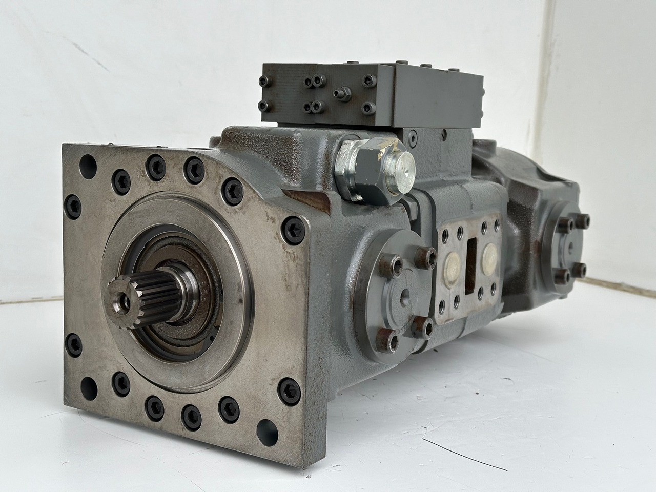 Liebherr Hydraulikdoppelpumpe Typ:LPVD 075. ID-Nr.9076806 - ID-Nr.9279749 - ID-Nr.9880487 - ID-Nr.9073988. A902 IND - A904 IND. #9076806.15495# - Hidraulična pumpa za Građevinska mašina: slika 4 Liebherr Hydraulikdoppelpumpe Typ:LPVD 075. ID-Nr.9076806 - ID-Nr.9279749 - ID-Nr.9880487 - ID-Nr.9073988. A902 IND - A904 IND. #9076806.15495# - Hidraulična pumpa za Građevinska mašina: slika 4