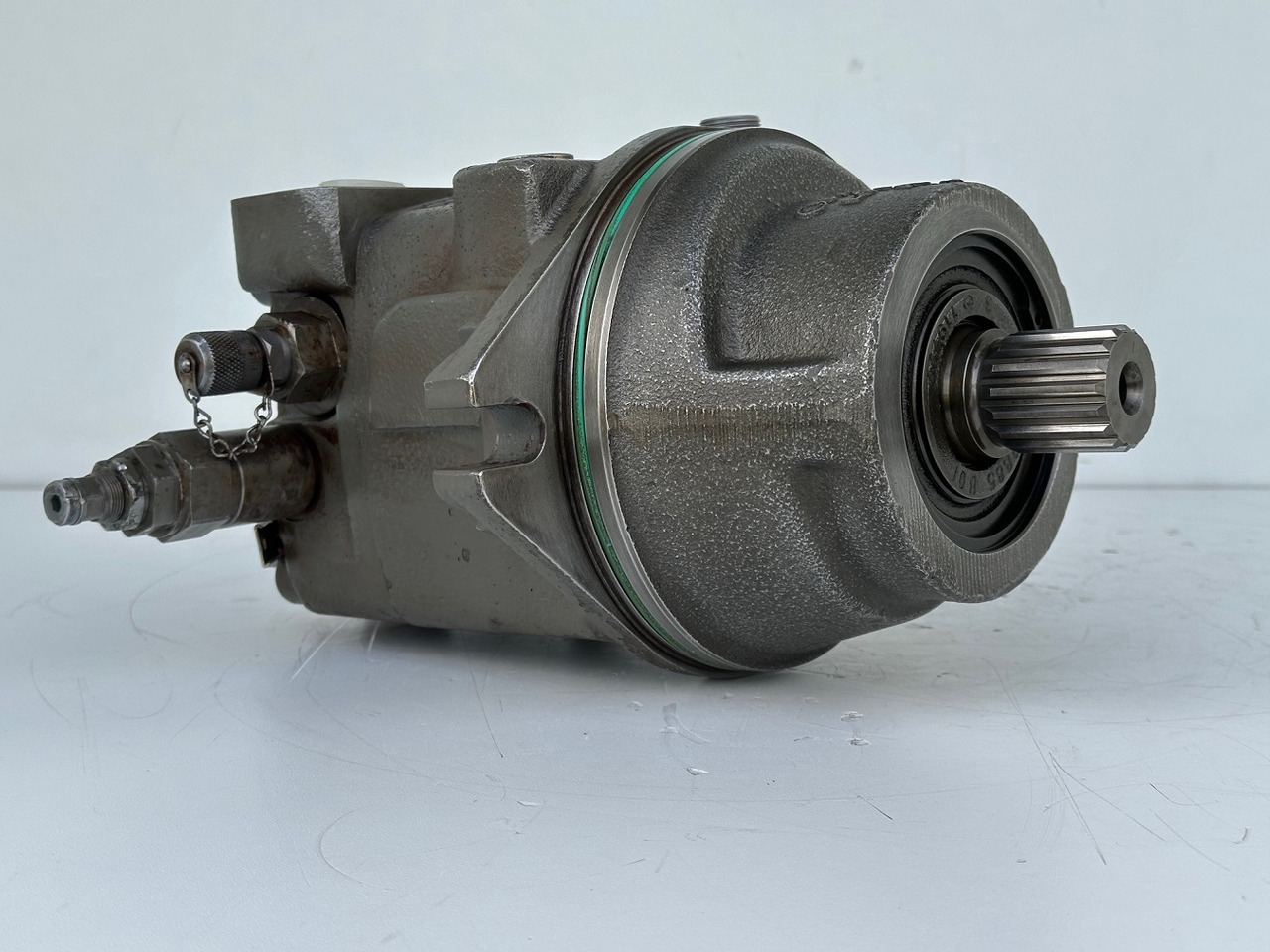 Liebherr Hydraulikeinbaumotor Typ:FMF058, ID-Nr.10122576 - ID-Nr.10145827 - ID-Nr.11371069. LOS1906, P924 COMP , R906, R906 PROTO, R916, R922, R924, R924 COMP, R926 COMP, R926 K LC. #11371069.43199# - Motor okretanja za Građevinska mašina: slika 2 Liebherr Hydraulikeinbaumotor Typ:FMF058, ID-Nr.10122576 - ID-Nr.10145827 - ID-Nr.11371069. LOS1906, P924 COMP , R906, R906 PROTO, R916, R922, R924, R924 COMP, R926 COMP, R926 K LC. #11371069.43199# - Motor okretanja za Građevinska mašina: slika 2