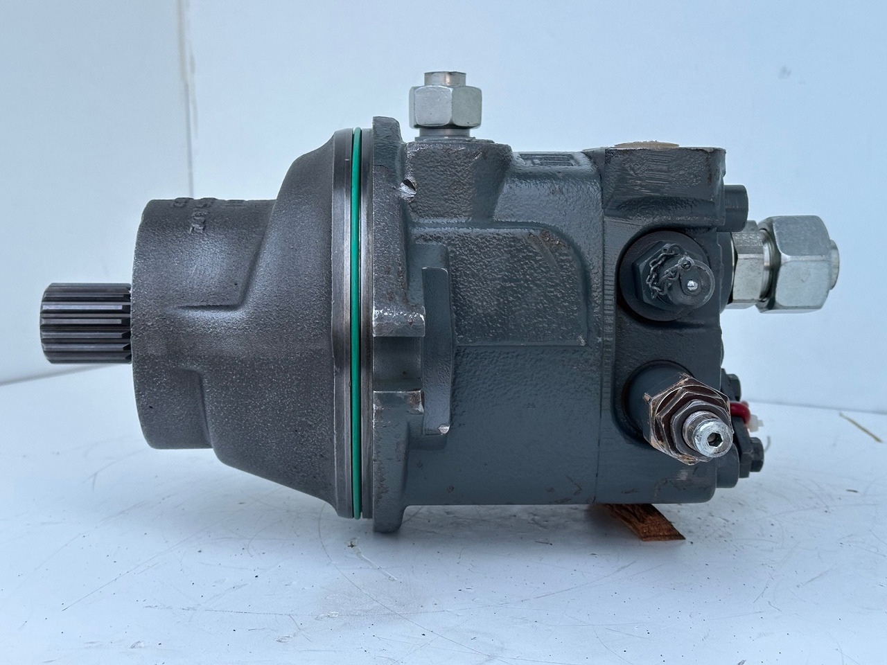 Liebherr Hydraulikeinbaumotor Typ:FMF090. ID-Nr.10139164 - ID-Nr.11371743. R946 LC, R946 LC-V, R946 NLC, R946 S-HD, R950 LC-V, R950 S-HD, R950. #11371743.11929# - Motor okretanja za Bager: slika 3 Liebherr Hydraulikeinbaumotor Typ:FMF090. ID-Nr.10139164 - ID-Nr.11371743. R946 LC, R946 LC-V, R946 NLC, R946 S-HD, R950 LC-V, R950 S-HD, R950. #11371743.11929# - Motor okretanja za Bager: slika 3