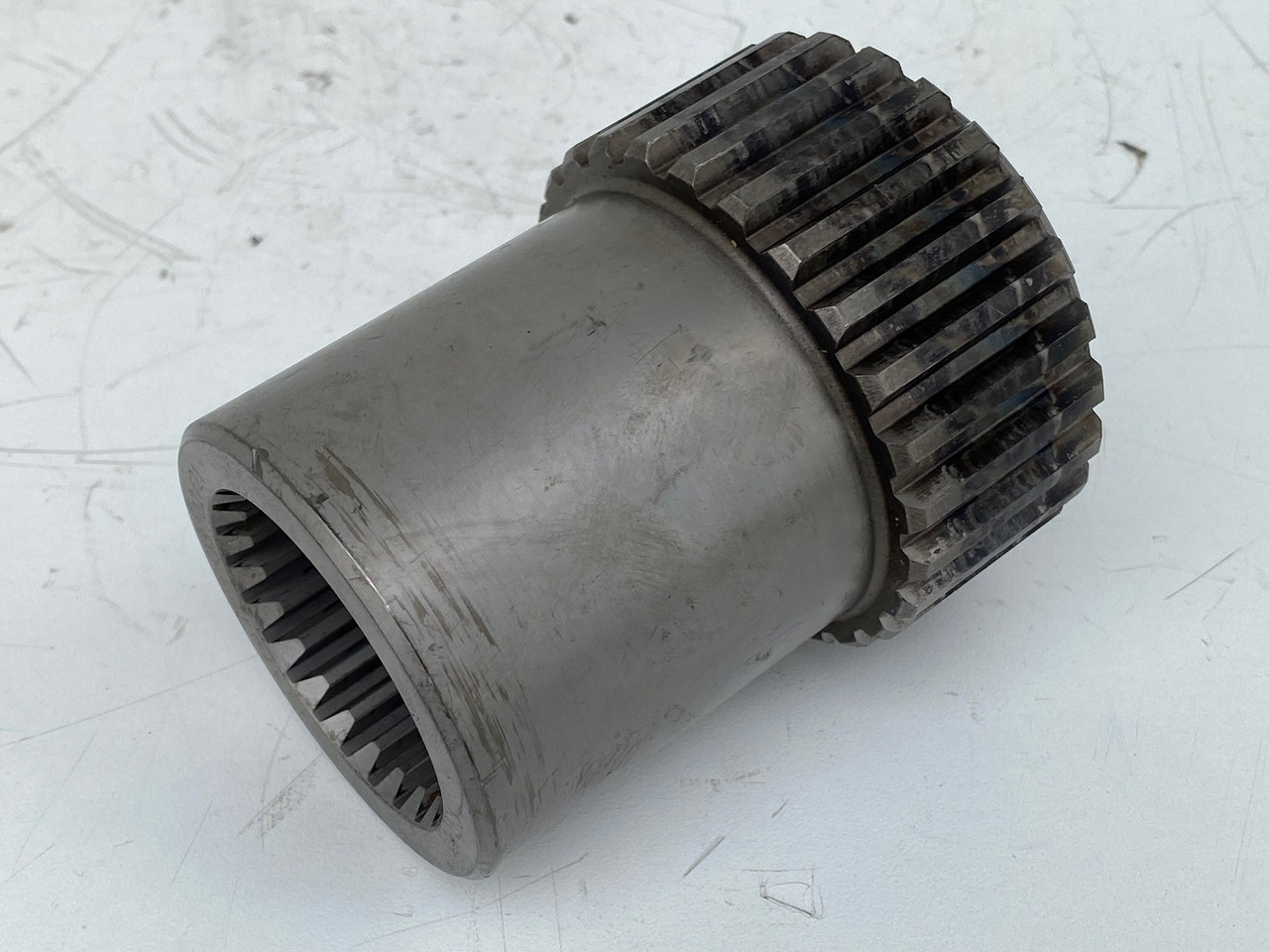 Liebherr Lamellenträger ID-Nr.9443704 - ID-Nr.944370403. FAT600, FAT600P067, FAT600P080. #LAM1005# - Pogonski reduktor za Bager guseničar: slika 1 Liebherr Lamellenträger ID-Nr.9443704 - ID-Nr.944370403. FAT600, FAT600P067, FAT600P080. #LAM1005# - Pogonski reduktor za Bager guseničar: slika 1
