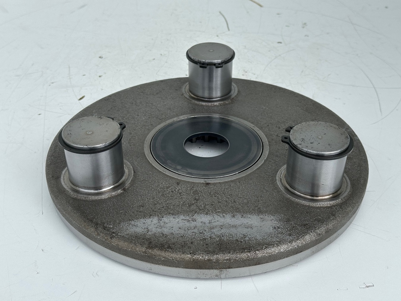 Liebherr Planetenträger ID-Nr.90024938. FAT400P112 -FAT400P130 - FAT400P139. LO1936, LOS926, R926, R928, R930, R934, R936, R940, R944, R946, R950 T. #90024938.C1.6075# - Pogonski reduktor za Građevinska mašina: slika 2 Liebherr Planetenträger ID-Nr.90024938. FAT400P112 -FAT400P130 - FAT400P139. LO1936, LOS926, R926, R928, R930, R934, R936, R940, R944, R946, R950 T. #90024938.C1.6075# - Pogonski reduktor za Građevinska mašina: slika 2